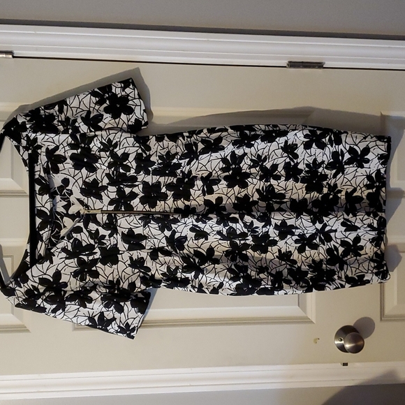 Calvin Klein Black & White Floral Print Boat Neck Sheath Dress - Sz 12 - Picture 2 of 6